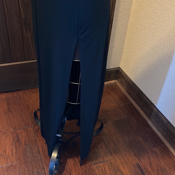 Bill Blass, simple black off the shoulder gown. Size M (6) High slit, lower left - Picture 5 of 10